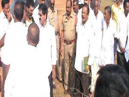 రాస్కెల్స్‌..! మీకు ప్రొటోకాల్‌ తెలుసా?...అధికారులపై టీడీపీ ఎమ్మెల్యే బొల్లినేని చిందులు