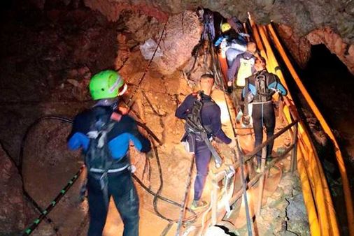 థాయ్‌లాండ్ కేవ్ ఆపరేషన్: 12 మంది బాలురు, కోచ్ బయటపడ్డారు