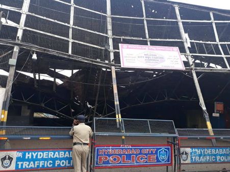 తప్పిన పెను ప్రమాదం: కుప్పకూలిన సీబీఎస్ బస్టాండ్, 80ఏళ్లకుపైగా సేవలందించి..