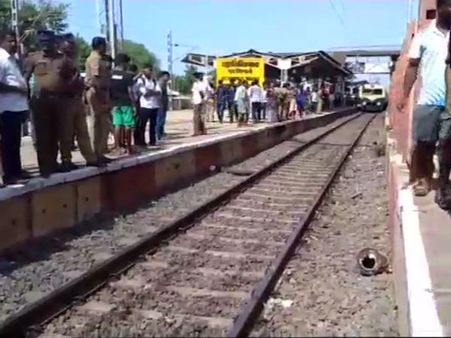 టెర్రర్ జర్నీ: ఫుట్ బోర్డింగ్ ప్రయాణం చేశారు... రైలు నుంచి జారి పడి చనిపోయారు