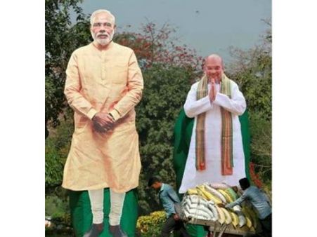 వాట్ యన్ ఐడియా సర్‌జీ: పొలాల్లో దిష్టిబొమ్మల్లా మోడీ, అమిత్ షా కటౌట్లు