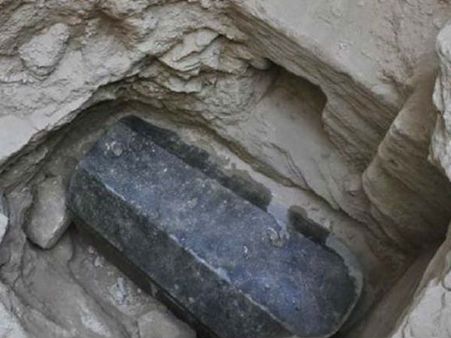 బాప్‌రే: బయటపడ్డ 2వేల ఏళ్ల క్రితంనాటి అతిపెద్ద శవపేటిక..ఏముందో తెలుసా..?