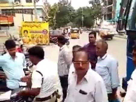 భయ్యా నీ ధైర్యానికి సలాం: ట్రాఫిక్ పోలీసులకు చుక్కలు చూపించిన సామాన్యుడు