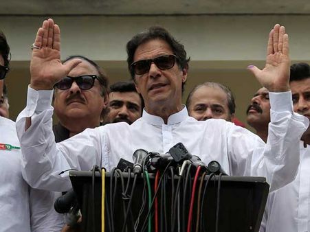 పాక్: ముగిసిన ఎన్నికలు, ఫలితాలపై ఉత్కంఠ, ముందంజలో ఇమ్రాన్ ఖాన్