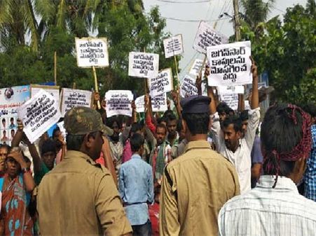 జగన్ పాదయాత్రకు కాపు సెగ:కాపులను మోసం చేయొద్దంటూ నినాదాలు