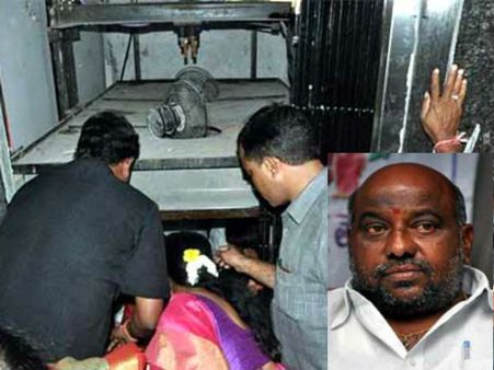 మంత్రి జోగు రామన్నకు తప్పిన ప్రమాదం: 16మందితో లిఫ్ట్ తెగిపడింది!