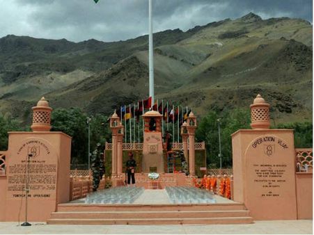 కార్గిల్ విజయ్ దివస్: మోడీ, నిర్మలా సీతారామన్, సుష్మా స్వరాజ్ నివాళి