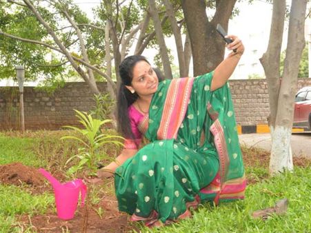 ఆంధ్రజ్యోతి రాధాకృష్ణకు కవిత 'గ్రీన్' ఛాలెంజ్, ముగ్గురు హీరోయిన్లకు సైనా సవాల్