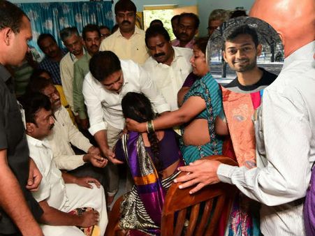 చోరీకి వచ్చి శరత్‌ను కాల్చాడు, ఫ్యామిలీ కన్నీరుమున్నీరు: ఫ్యామిలీకి కేటీఆర్ పరామర్శ