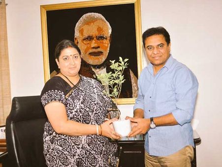 నిధులు కోరాం: స్మృతి ఇరానీతో కేటీఆర్ భేటీ