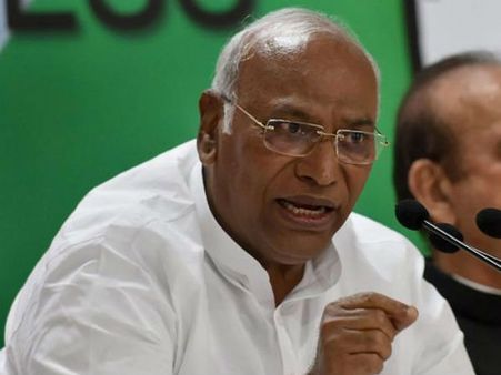 మా వల్లే ఓ చాయ్‌వాలా నరేంద్ర మోడీ ప్రధాని అయ్యారు: మల్లికార్జున ఖర్గే