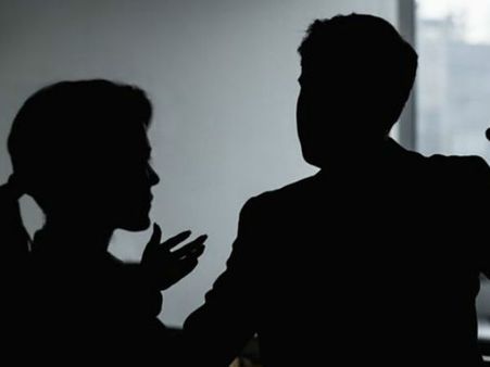 గత జన్మలో నువ్వు నా భార్యవు, ముగ్గురం కాపురం చేద్దాం: ఉద్యోగినికి వేధింపులు