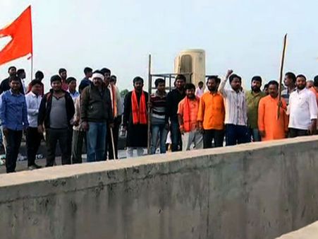 రిజర్వేషన్ ఫైట్: హింసాత్మకంగా మారిన మరాఠాల ఆందోళనలు