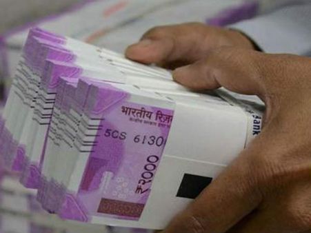 విద్యార్థుల స్కూలు ఫీజులతో ఉడాయించేందుకు ప్రిన్సిపాల్ యత్నం; అరెస్ట్