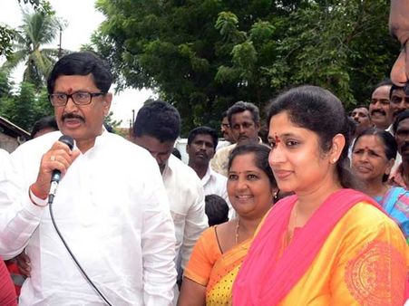 జగన్! 24 గంటలు టైమిస్తున్నా లేదంటే: మురళీ మోహన్ కోడలు హెచ్చరిక