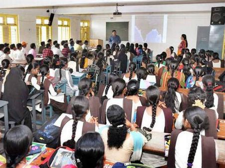 డిగ్రీలో చేరండి... డబ్బు, స్మార్ట్‌ఫోన్ పొందండి: ప్రైవేట్ డిగ్రీ కాలేజీల ఆఫర్లు!