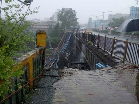 తప్పిన పెను ప్రమాదం: రైల్వే ట్రాక్‌పై కూలిన రోడ్ ఓవర్ బ్రిడ్జి, ఇద్దరికి గాయాలు