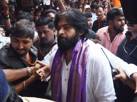 కవిత బంగారు బోనం: అమ్మవారిని దర్శించుకున్న పవన్, ఫ్యాన్స్‌తో పోలీసుల తంటాలు