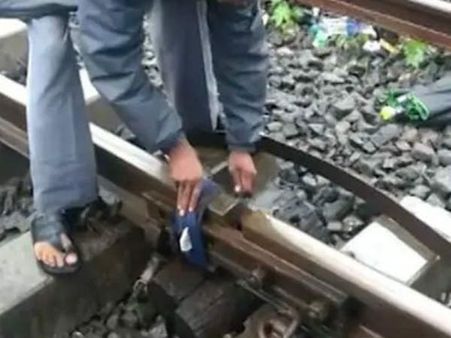 నిర్లక్ష్యం: విరిగిన రైలు పట్టాను బట్టతో కట్టారు...వీడియో వైరల్