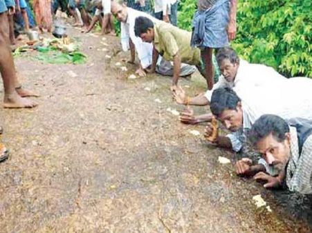 వాన కోసం...వింత ఆచారం:పాయసం కొండ మీద ముద్దలుగా పెట్టి నాకుతారు