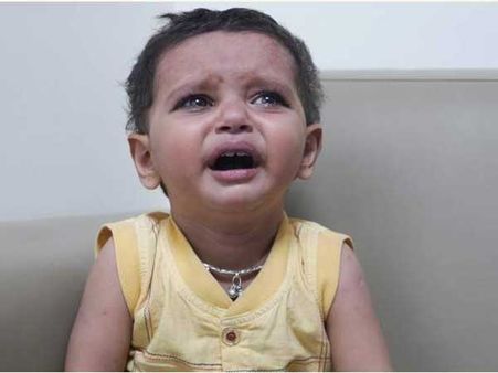 ఈ నిర్మాణ కూలీ తన ఏడాది వయస్సున్న కొడుకును కాపాడటానికి పోరాడుతున్నాడు