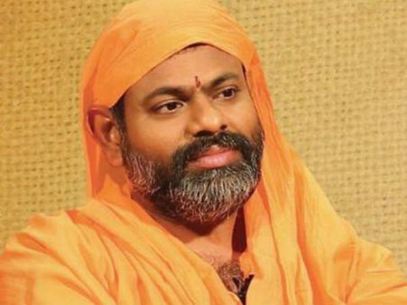 పరిపూర్ణానందకు నోటీసులు: 'బాధితుల్నే అడ్డుకుంటారా, మహేష్ కత్తికి పెద్ద శిక్ష వేయాలి'