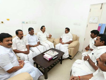 కరుణానిధి ఆరోగ్యం విషమం, హై అలర్ట్, ఆసుపత్రిలో సీఎం పళని, పన్నీర్ , భారీ బందోబస్తు !