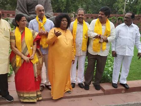 తెలుగువాళ్లు క్షమించరు: మోడీపై ‘సత్యసాయి’గా శివప్రసాద్ ఫైర్, ఎంపీల నిరసన