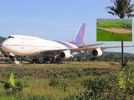 థాయ్‌లాండ్ పొలాల్లో జంబో జెట్.. షాకైన గ్రామస్తులు