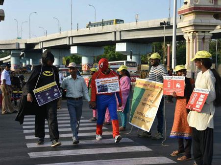 అప్.. అప్.. అండ్ అవే: చెన్నై రహదారిపై సూపర్ మ్యాన్ ప్రత్యక్ష్యం...ఎందుకో చూడండి