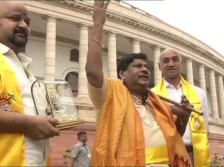 హామీలపై రేపు: విజయసాయి, సుజన నోటీసులపై వెంకయ్య, శివప్రసాద్ వినూత్న నిరసన