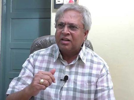 పవన్ పెళ్లాల విషయం వాళ్లే తేల్చుకోవాలి...జగన్ కు ఆ హక్కు లేదు: ఉండవల్లి