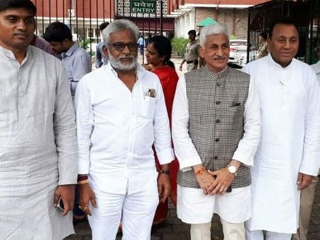 పార్ల‌మెంట్ లో అవిశ్వాసం.. ప్రేక్ష‌క పాత్ర‌లో వైసీపి ఎంపీలు..