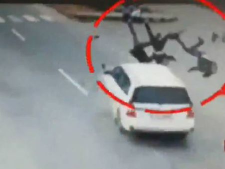 స్కూటీని ఢీకొట్టిన ఇన్నోవా: ఎగిరిపడ్డ ముగ్గురు బీటెక్ విద్యార్థులు, ఒకరు మృతి