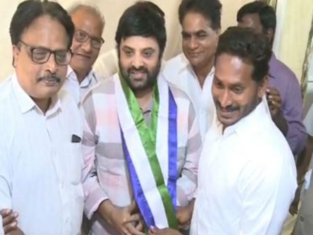 గెలుపు మనదే: జగన్ సమక్షంలో వైసీపీలో చేరిన సినీనటుడు కృష్ణుడు