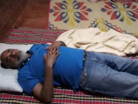 సహాయక శిబిరంలో నిద్రపోతున్నారా?: కేంద్రమంత్రికి షాకిచ్చిన నెటిజన్లు