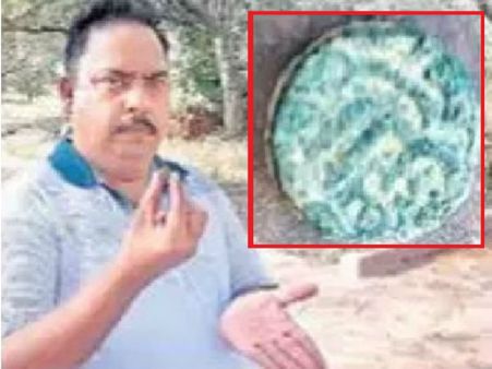 అమరావతిలో విదేశీయులకు బౌద్ధ స్థూపం విశేషాలు వివరిస్తుండగా టూరిజం అధికారి కంటబడ్డ నాణెం!