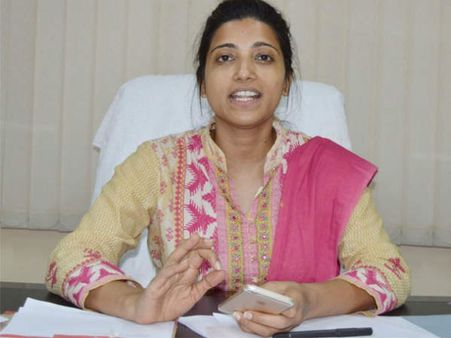 జీహెచ్ఎంసీ అడిషనల్ కమిషనర్‌గా ఆమ్రపాలి: ఐపీఎస్, ఐఏఎస్‌ల బదలీ