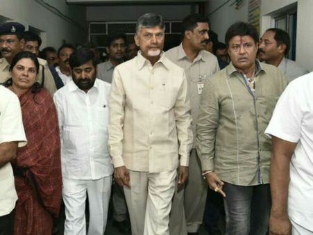 హరికృష్ణ భౌతికకాయాన్ని చూసి కన్నీటిపర్యంతమైన చంద్రబాబు, బాలకృష్ణ, పురంధేశ్వరి