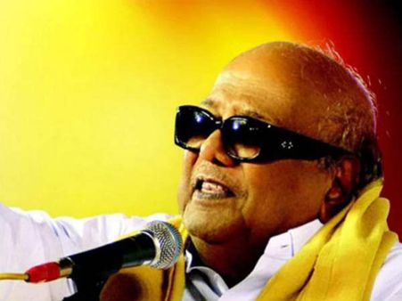 కరుణానిధి నల్ల కళ్లద్దాల వెనుక అసలు కథేమిటో తెలుసా?, పసుపు శాలువా అందుకే!