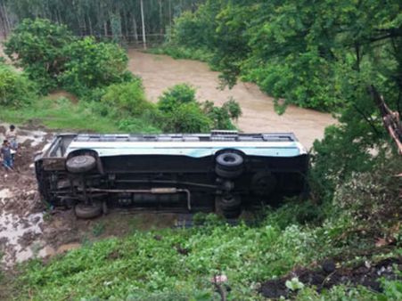 వంతెనపైనుంచి బోల్తా పడిన బస్సు: 10మందికి గాయాలు