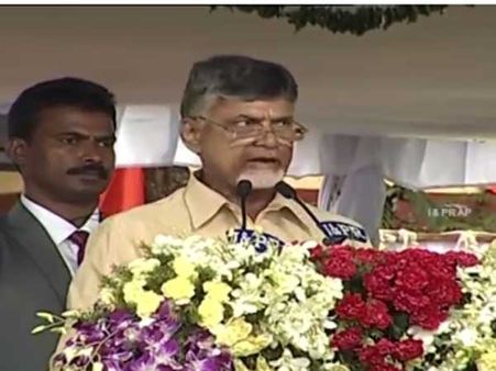 శ్రీకాకుళంలో జెండా ఆవిష్కరించిన చంద్రబాబు: ఆనందాంధ్రప్రదేశ్ అంటూ ప్రసంగం