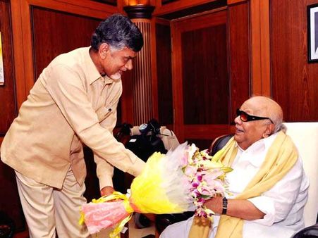 కరుణానిధి శకంగా మిగిలిపోతుంది: చంద్రబాబు దిగ్భ్రాంతి, ప్రగాఢ సంతాపం