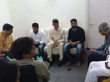 హరికృష్ణ మొహమాటం లేకుండా మాట్లాడేవారు: బాబు, పక్కనే దిగాలుగా జూ.ఎన్టీఆర్