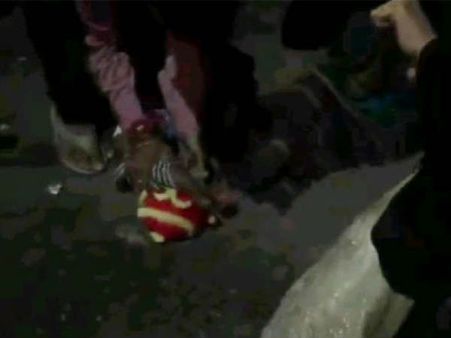 దారుణం: భర్త అనుమానించాడని.. నెలరోజుల కన్నబిడ్డను రోడ్డుపై పడేసింది