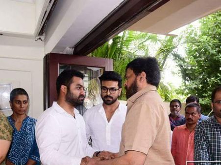 హరికృష్ణ ఎదురుపడ్డప్పుడు: చిరంజీవి, నివాళులు అర్పించి ప్రసంగం ప్రారంభించిన జగన్