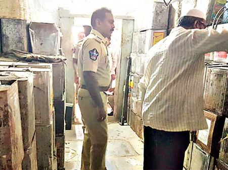 కలకలం:గుంటూరులో జంతు కళేబరాల నుంచి నూనె...తయారీ కేంద్రం సీజ్