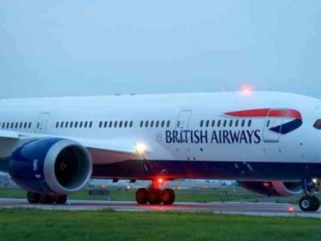 దారుణం: మూడేళ్ల బాబు ఏడుపు ఆపలేదని విమానంలో నుంచి బయటకు పంపారు