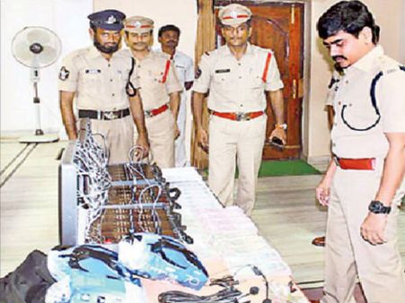 క్రికెట్ బెట్టింగ్: గుంటూరు తీగ లాగితే ఢిల్లీ డొంక కదిలింది