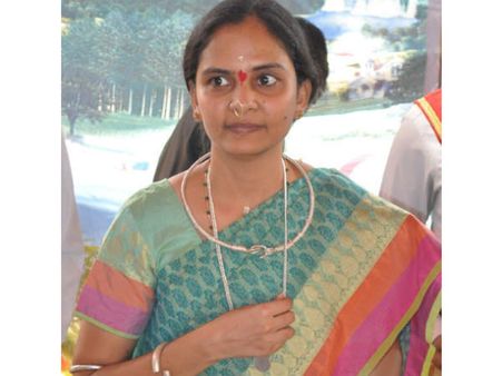 వరదలో పుస్తకాలు పోయాయి: అందర్నీ కదిలించిన బాలిక, వారి కోసం భాష నెర్చుకున్న కలెక్టర్